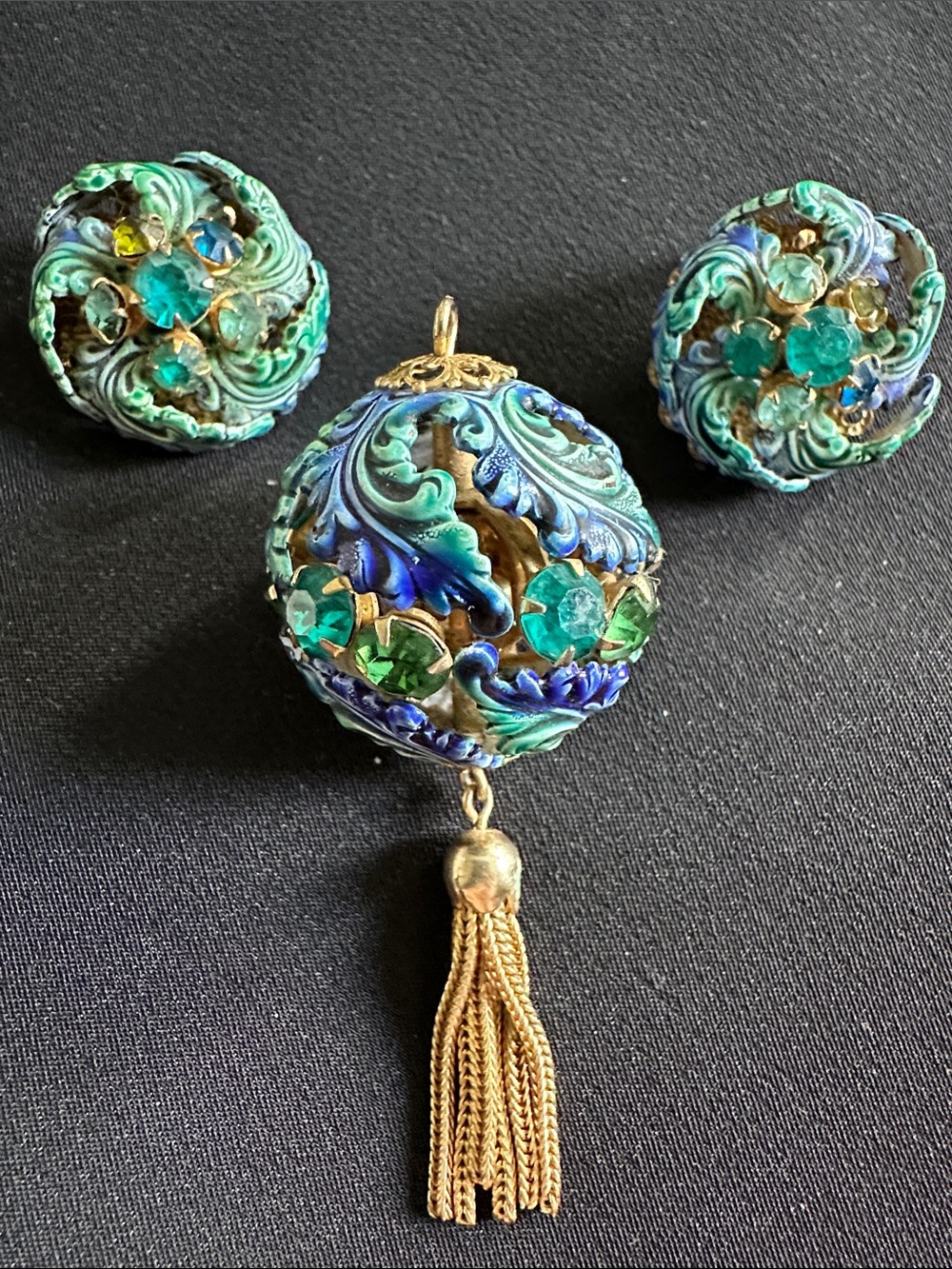 Vintage EUC enamel & rhinestone pendant & clip on earring set in goldtone.